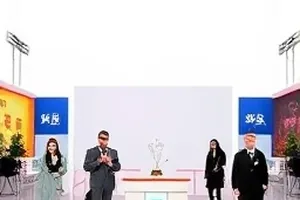 深夜选题会终评桌上的选题卡与红笔